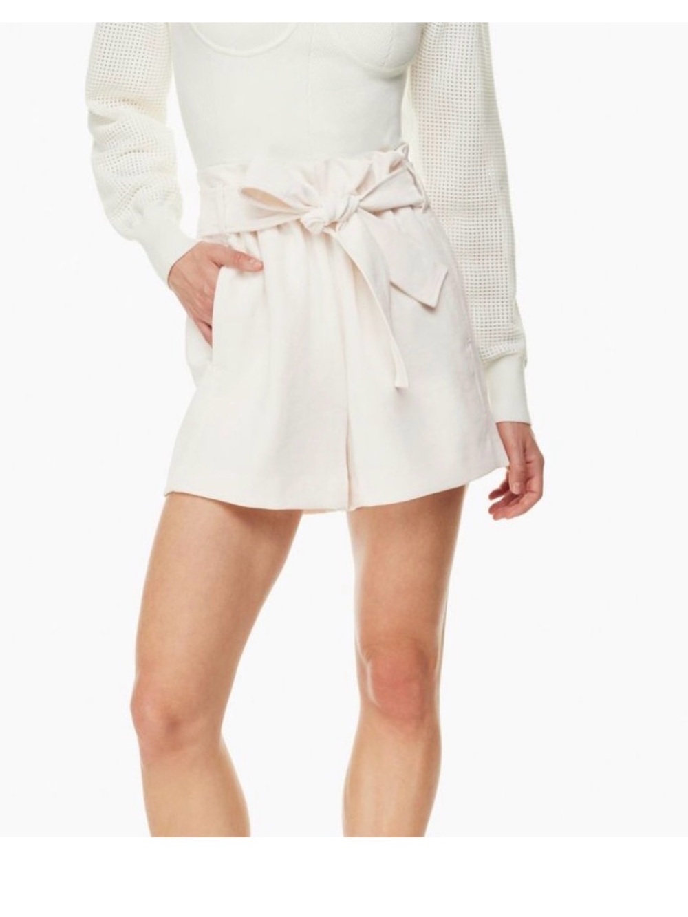 Aritzia Babaton Paperbag
Shorts High Waisted Tie Belt in white size 8